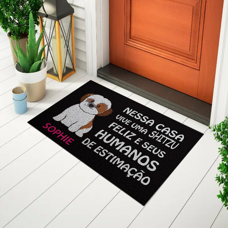 Tapete Capacho Divertido Para Porta nesta casa vive uma shitzu feliz e seus humanos de estimação - Euro Mats